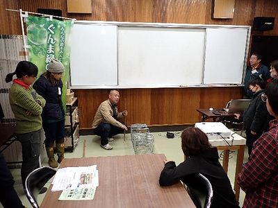 写真:小型の箱罠の説明を聞く参加者たち