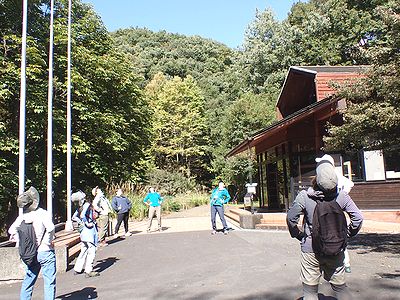 写真:晴天の下、輪になり準備体操をする参加者