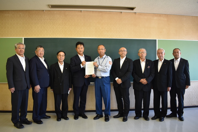 写真:消防長に要望書を提出する総務委員会の委員