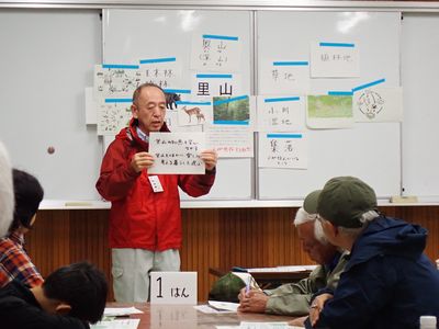 写真:講師が里山について講義をしている様子