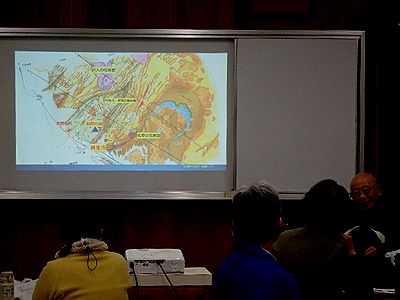 写真:資料を見ながら桐生市の地質の講義を受ける参加者たち