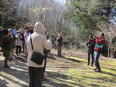 写真：調査用紙の書き方、双眼鏡の使い方を教わる参加者たち