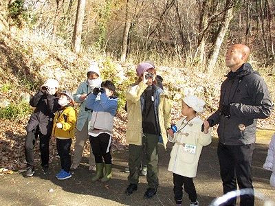 写真：双眼鏡を覗く親子たち