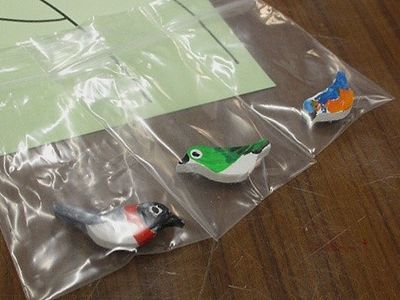 写真:2センチメートル程の大きさの野鳥のバッジ