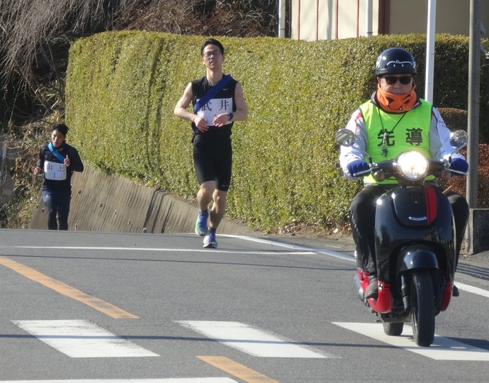 写真：坂道を走る