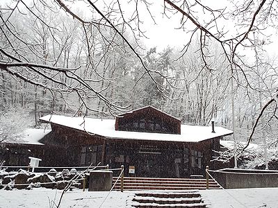 写真：屋根にも階段にも雪がつもったネイチャーセンター