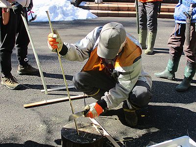 写真:竹を割って細長くする作業