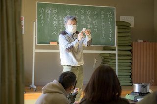 写真：おちょこ作りの説明