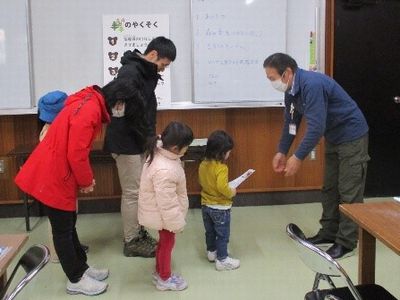写真:所長から修了証を授与される家族