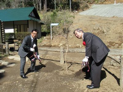 写真：桐生高等学校同窓会様からの寄付の受け入れの様子2