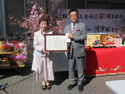 写真：桜木婦人会様からの寄附の受け入れの様子