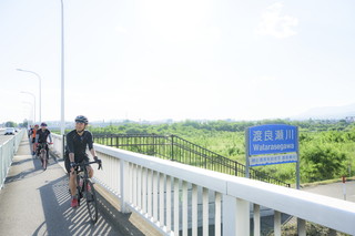 写真:桐生大橋を渡る参加者