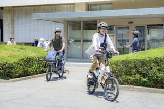 写真:桐生市役所を出発する参加者