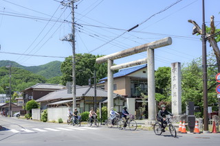 写真:桐生天満宮の前を自転車で走る