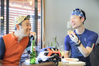 写真:店内で食事をする参加者