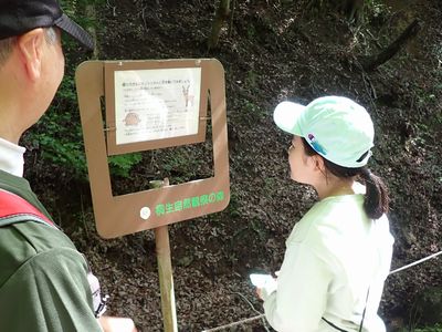 写真:ボードを読んで風をかんじたり、森からの音に耳をすます参加者