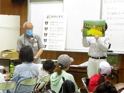 写真:紙芝居を熱心に聞く親子