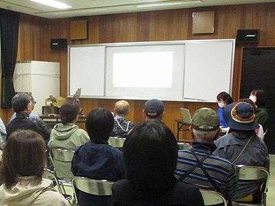 写真：レクチャールームで映像や鳥の剥製を見ながらの説明