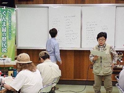 写真:テキストの説明をする講師