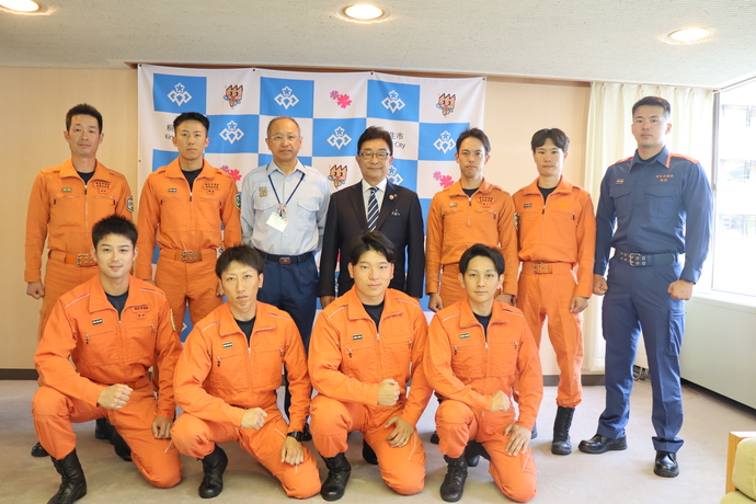 写真:荒木市長へ大会結果報告