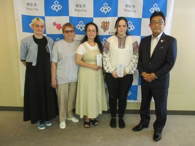 写真：ウクライナ避難者への支援金贈呈式の様子