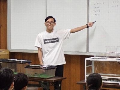 写真:知っているヘビの生絵を参加者に聞く講師