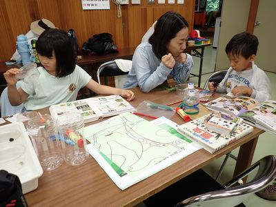 写真:弟はお母さんと、お姉ちゃんは慣れた様子で一人で図鑑調べ