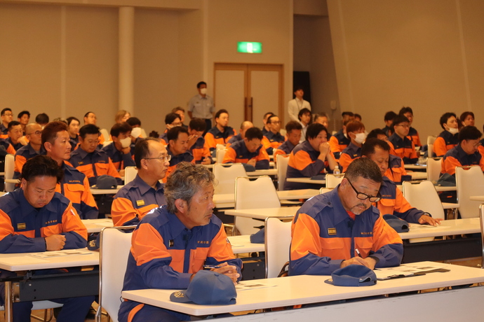 写真：真剣な表情で受講する消防団員