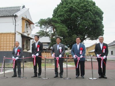 写真：重要伝統的建造物群保存地区 公開活用施設「まちなか交流館」テープカットする様子