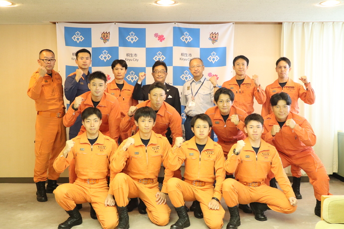 写真:荒木市長へ出場を報告
