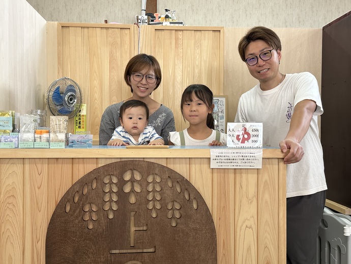 写真：店を切り盛りする津久井夫妻