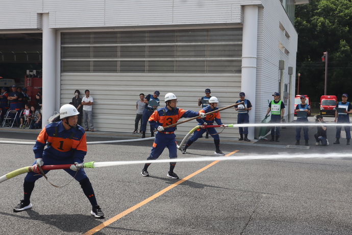 写真:放水をする選手