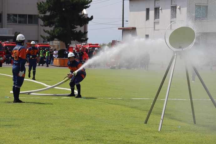 写真:放水をする選手