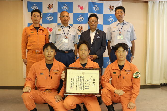 写真:荒木市長へ結果を報告