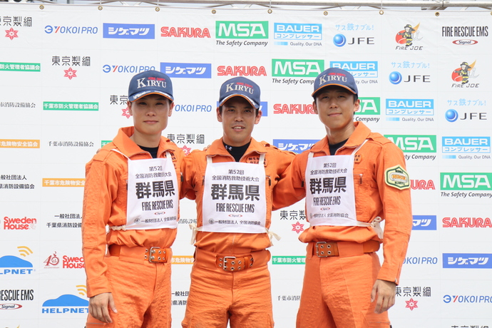 写真:出場隊員3名で記念写真
