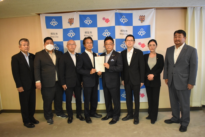 写真:市長に要望書を提出する教育民生委員会の委員
