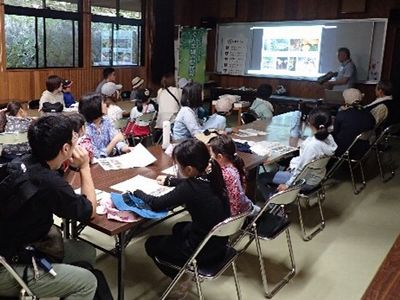 写真:プロジェクターを見ている親子たち