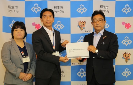 市長に提言書を提出している写真