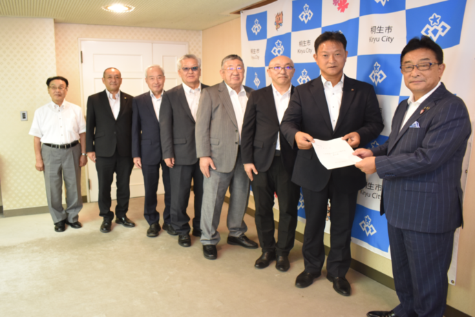 市長に提言書を提出する総務委員会のメンバーの写真