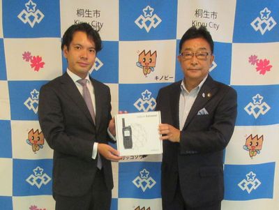 写真：株式会社E-BONDホールディングス様からの寄附の受け入れの様子