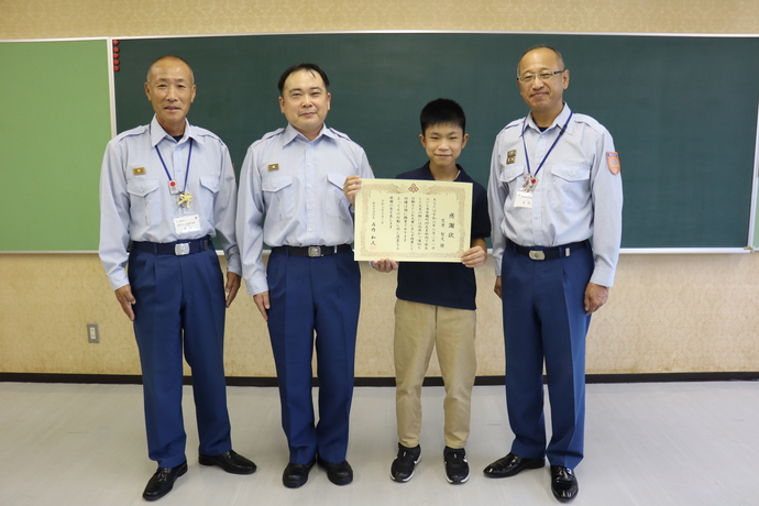 写真:感謝状を手に記念写真