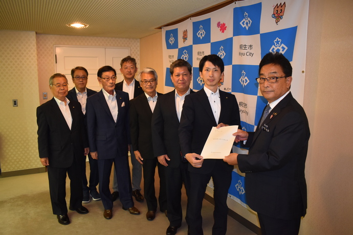 写真:市長に提言書を提出した経済建設委員会のメンバー