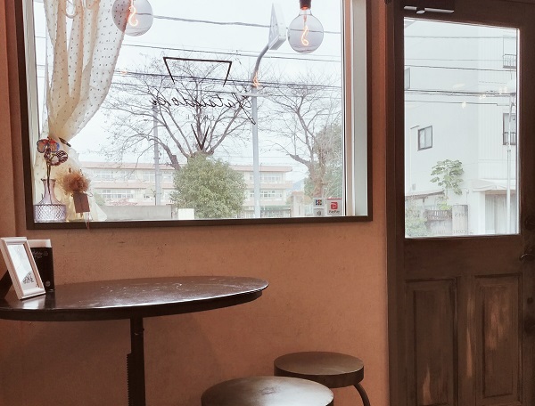 写真：店内から外を望む