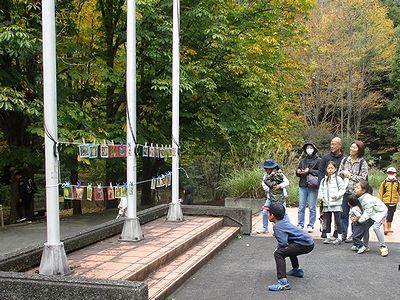 写真:掲揚台のポールにロープを張り作品を洗濯バサミでずらりと並べている