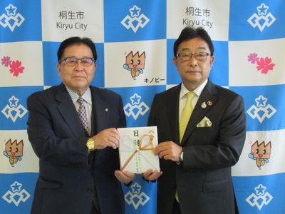 写真：株式会社グンエイ様からの寄附の受け入れの様子