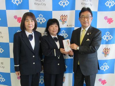 写真：12区婦人消防隊様からの寄附の受け入れの様子