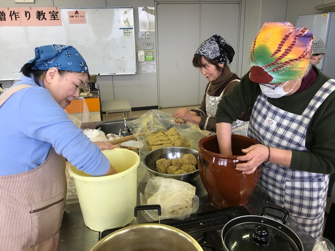 写真：味噌作りをしている様子