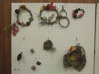 写真:つるのリースに色とりどりの葉を飾った作品