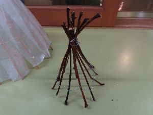 写真：トチノキの葉柄で三角錐の形を作ったもの