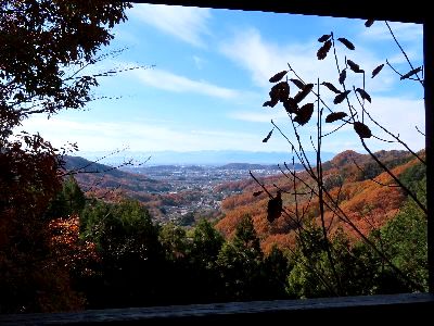 写真：近くに見える経塚山の紅葉や、遠くに見える八ヶ岳連峰。